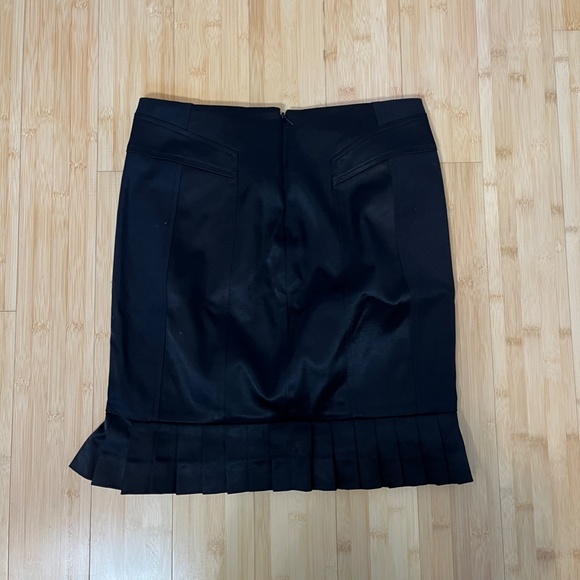 Black bebe skirt with pleated detail. - Picture 2 of 4